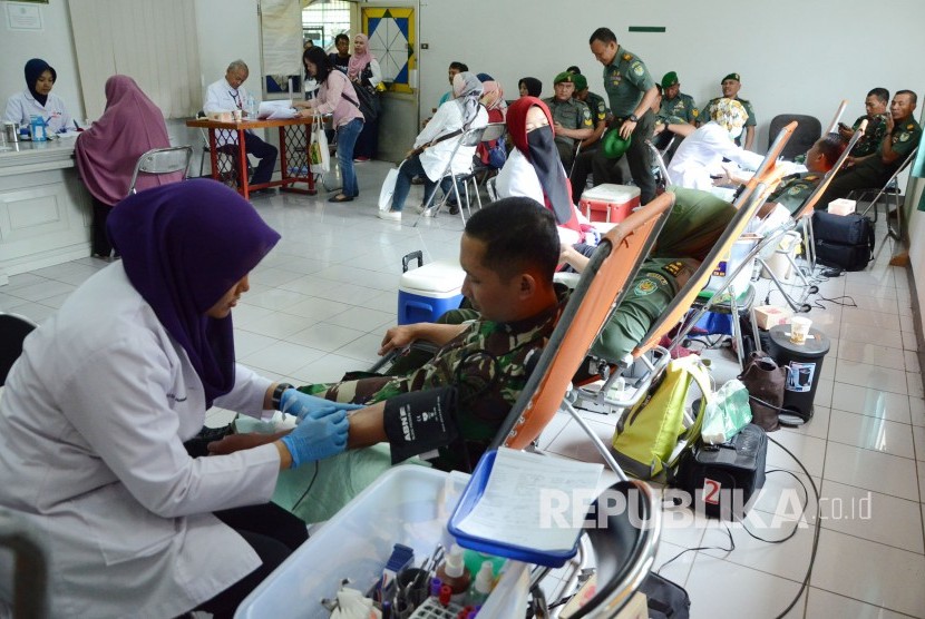 Kegiatan donor darah pada Muhasabah Akhir Tahun Republika 2018, di Selasar Masjid Pusdai, Kota Bandung, Senin (31/12).