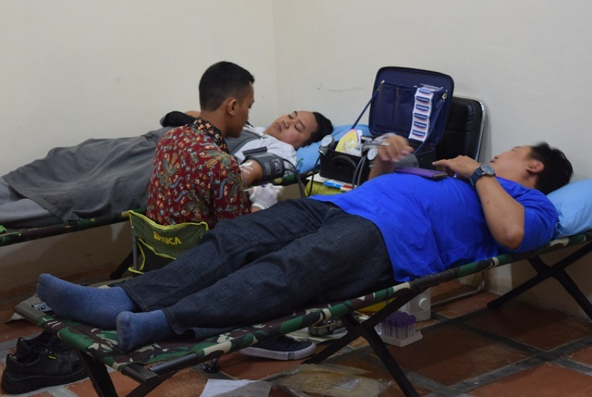 Kegiatan donor darah yang diadakan The Alana Hotel and Convention  Center Yogyakarta di Mataram City Walk, Jumat(26/10).