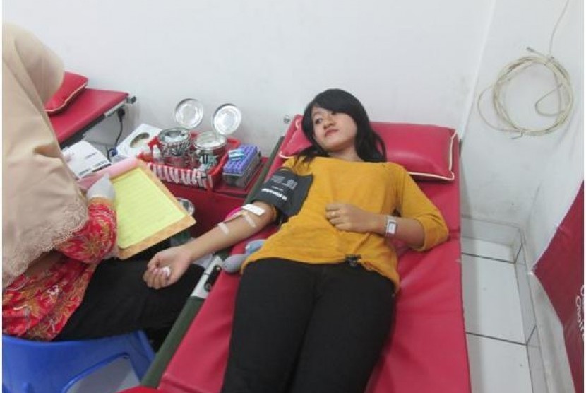 Kegiatan donor darah yang digelar BSI Tangerang tahun 2015.