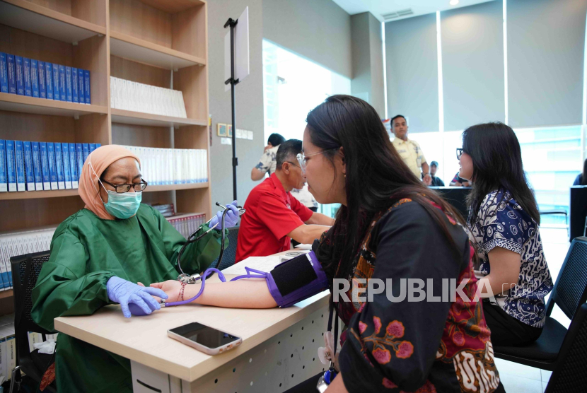 Kegiatan donor darah yang digelar PMI bersama BCA.
