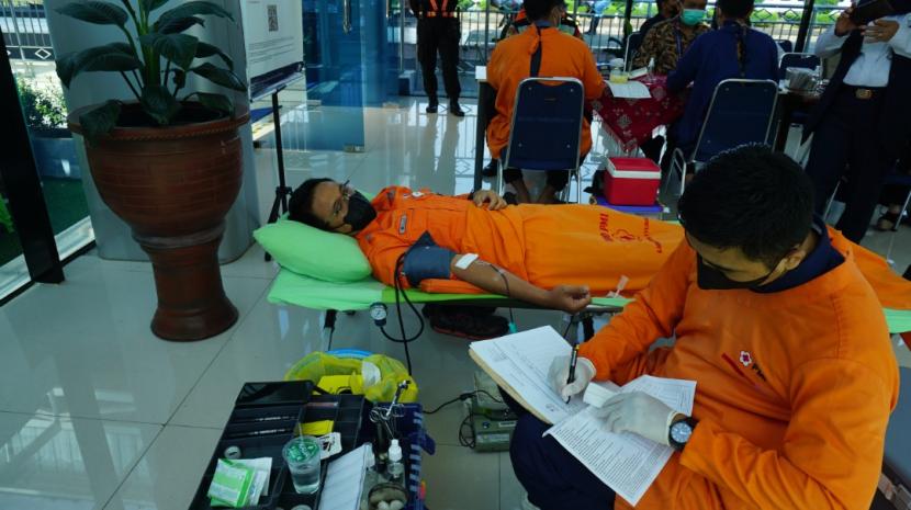 Kegiatan donor darah yang dilaksanakan KAI Daop 5 Purwokerto di Stasiun Purwokerto.