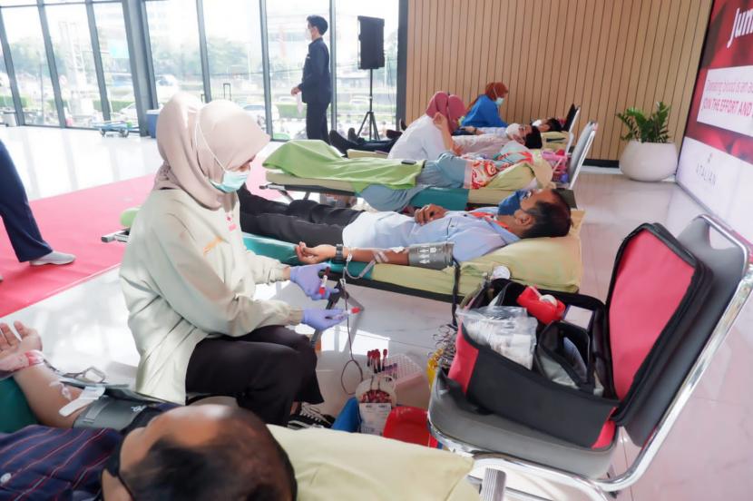 Kegiatan donor darah yang dilakukan melalui PMI Jaksel pada Hari Donor Darah Sedunia tanggal 14 Juni 2022.