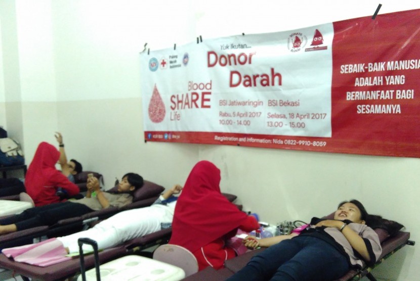 Kegiatan donor darah yang dilakukan oleh KSR BSI Kampus Jatiwaringin Jakarta dan PMI Kabupaten Bekasi.  