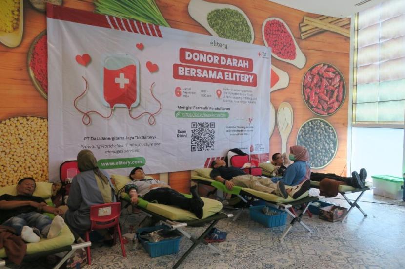 Kegiatan donor darah yang dilakukan T Data Sinergitama Jaya Tbk atau dikenal Elitery, bekerja sama dengan PMI.