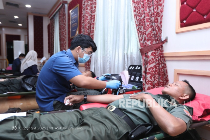 Kegiatan donor darah yang diselenggarakan ASABRI.