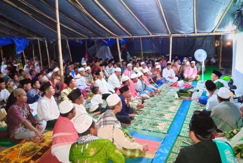 Kegiatan dzikir dan tabligh akbar yang diselenggarakan JATMAN NTB bersama masyarakat yang terkena dampak gempa digelar di Lombok Barat.