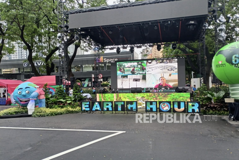 Kegiatan Earth Hour di SCBD, Jakarta Selatan, yang diselenggarakan Artha Graha, Sabtu (22/3/2025).