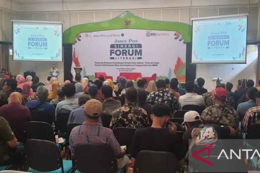 Kegiatan edukasi literasi keuangan kepada 300 pedagang pasar dan industri mikro, kecil, menengah (IMKM) yang ada di Kediri, Jawa Timur, yang diselenggarakan di Aula Gedung E Universitas Islam Kadiri (Uniska), Selasa (21/11/2023).