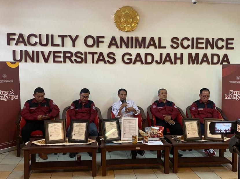 Kegiatan Fapet Menyapa yang dipimpin oleh Kepala Laboratorium Ilmu dan Teknologi Daging (Lab ITD), Dr Rio Olympias Sujarwanta bersama Dr Endy Triyannanto, Ir Rusman, Ir Edi Suryanto, dan Christina Yuni Admantin di Fakultas Peternakan UGM, Sleman, Senin (14/10/2024). 