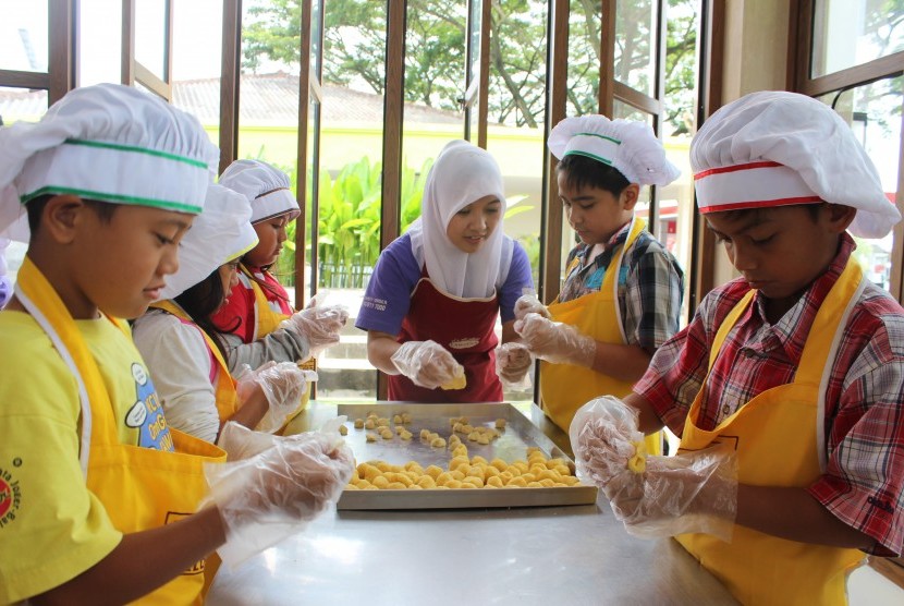 Kegiatan fieldtrip para siswa SD Budi Mulia Dua saat membuat bakpia.