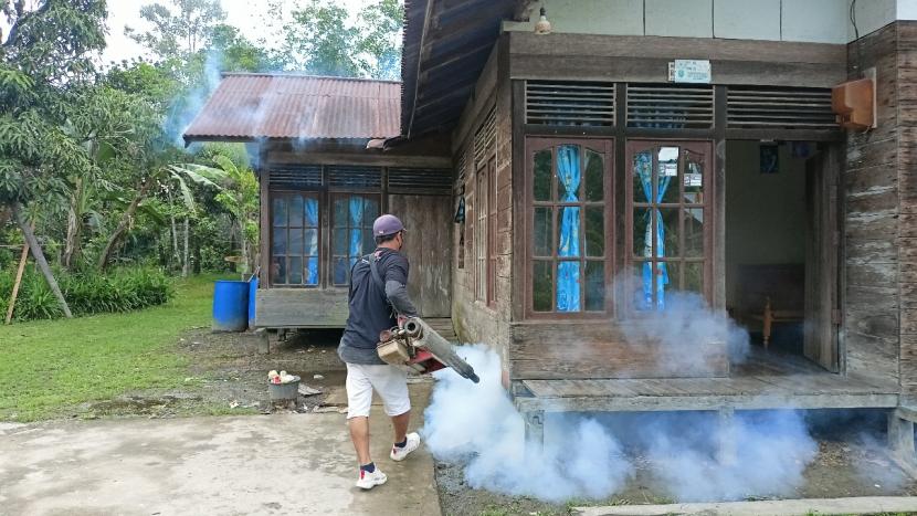 Kegiatan fogging di Dusun Sayang, Desa Keranji Mancal, Kecamatan, Sengah Temila, Kabupaten Landak, Kalimantan Barat.