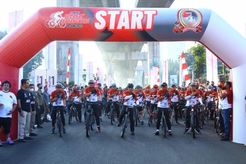 Kegiatan Fun Bike dalam rangka memperingati Hari Bhayangkara ke-76 ini diikuti oleh 33.170 peserta dari TNI, Polri, insan media, komunitas sepeda, OKP dan warga lainnya.