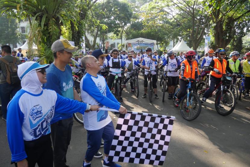 Kegiatan Fun Bike Go West ESG Sehati untuk Bumi yang digelar Republika, di Gedung Sate, Kota Bandung, Jawa Barat, Ahad (11/8/2024). 