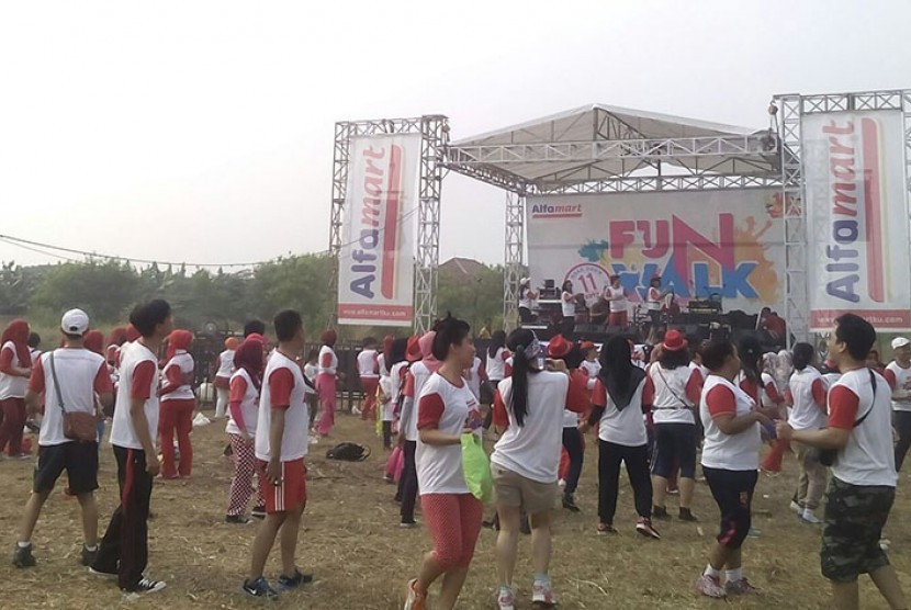 Kegiatan Fun Walk yang digelar Alfamart, Ahad (1/11).