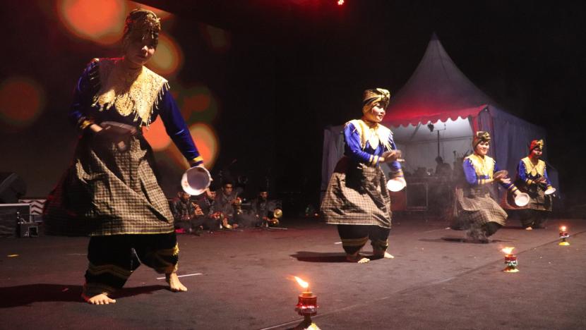 Kegiatan Galanggang Arang yang menampilkan budaya sekaligus napak tilas  Warisan Tambang Batu Bara Ombilin-Sawahlunto (WTBOS) dan jalur kereta api.