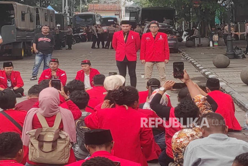 Kegiatan GMNI yang dipimpin ketua umum Sujahri Somar