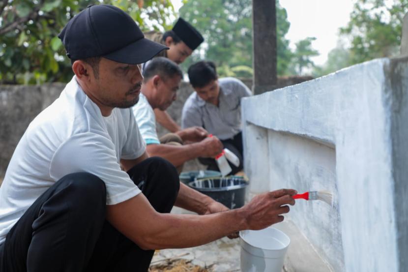 Kegiatan gotong royong renovasi musala yang ada di Desa Rulung Sari, Kecamatan Natar, Kabupaten Lampung Selatan, Provinsi Lampung.