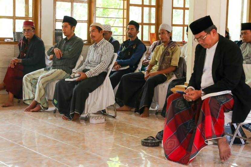 Kegiatan halaqoh kebangsaan di Ponpes Al-Kamilah di Desa Mekarsari, Kecamatan Selaawi, Kabupaten Garut, Jabar. 
