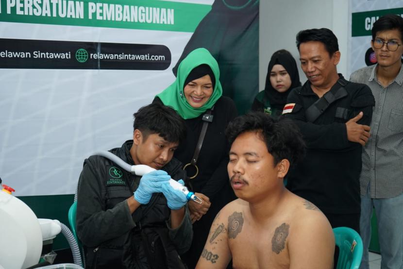 Kegiatan hapus tato gratis di posko pemenangan Sintawati asal PPP yang berlokasi di Kramat Pela, Kecamatan Kebayoran Baru, Kota Jakarta Selatan. 