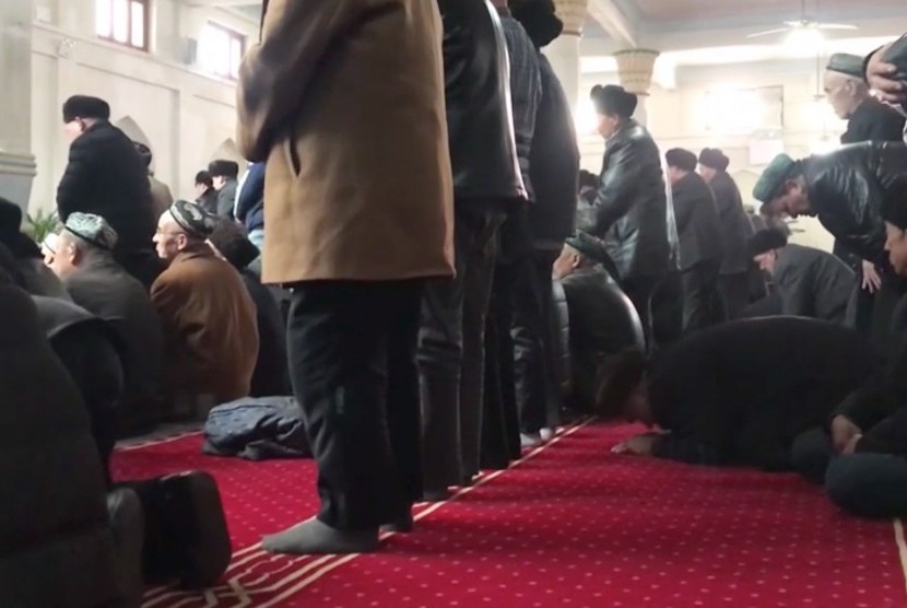 Kegiatan ibadah Shalat di Masjid Jiamai, Kota Hotan, Xinjiang