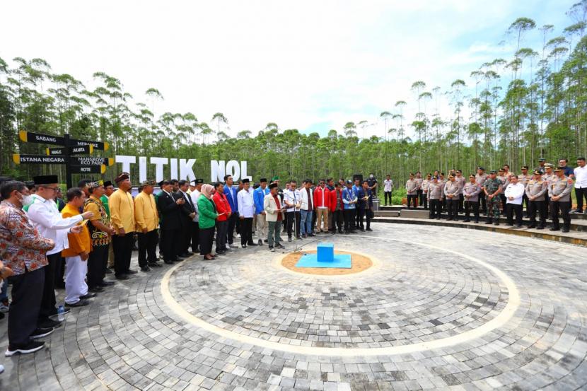 Kegiatan ikrar dan menyatakan komitmen untuk mendukung dan mengawal pembangunan Ibu Kota Nusantara di titik 0 kilometer, Jumat (17/6/2022).
