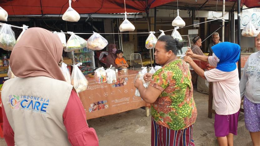 Kegiatan Indonesia CARE berupa membagikan bahan pangan gratis bagi masyarakat yang disebut Gerakan Saling Berbagi (GSB).