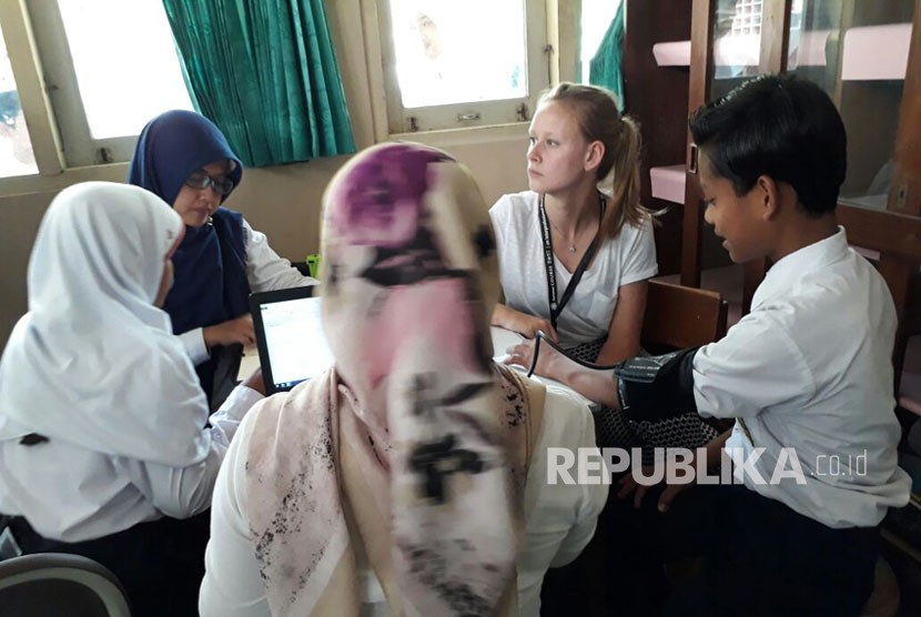 Kegiatan Internasional Summer Course ke-2 yang diselenggarakan  Fakultas Kedokteran UGM di Pengasih Kulon Progo, Selasa (7/11). Kegiatan ini  diikuti 59 peserta yang terdiri dari mahasiswa Fakultas kedokteran UGM, Fakultas Kedokteran Gigi UGM dan mahasiswa kedokterandari Malaysia, Belanda dan mahasiswa keperawatan dari Thailand