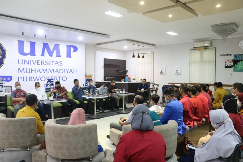 Kegiatan juguran bersama Milenial Muhammadiyah di Gedung Pusat Penerimaan Mahasiswa Baru UMP.