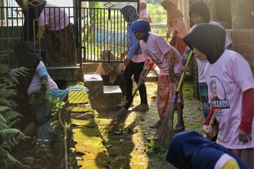 Kegiatan Jumat Bersih Dusun Blok Cikondang, Desa Wangkelang, Kecamatan Lemahabang, Kabupaten Cirebon, Jawa Barat, Jumat (24/3/2023).