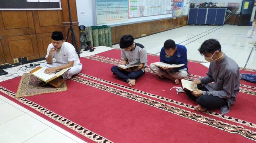Kegiatan kerohanian agama Islam di Lembaga permasyarakatan (Lapas) Paledang Kelas IIA Bogor dalam proses pembinaan terhadap warga binaan. 