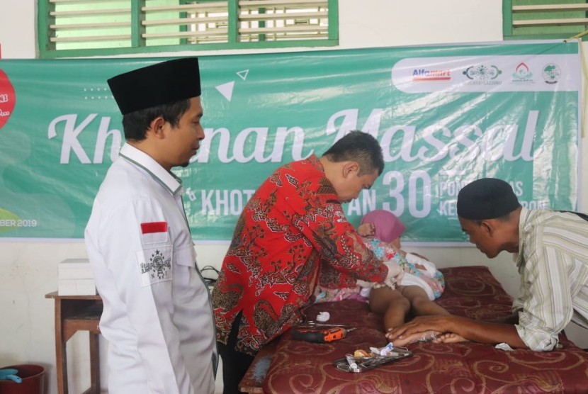 kegiatan khitanan massal serta santunan, yang dilaksanakan di Ponpes KHAS (Kiai Haji Aqiel Siroj), di Desa Kempek, Kecamatan Gempol, Kabupaten Cirebon, pada Kamis (26/09).