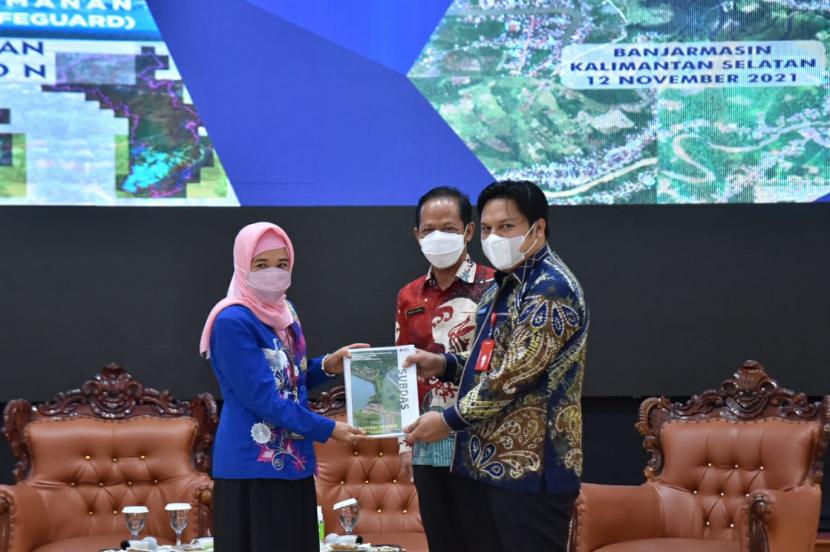 Kegiatan KLHK terbaru adalah melakukan ekspose hasil Kajian Pengamanan Lingkungan Hidup Berbasis Ekoregion Provinsi Kalimantan Selatan (Kalsel), Jumat (12/11) di Mahligai Pancasila Banjarmasin.