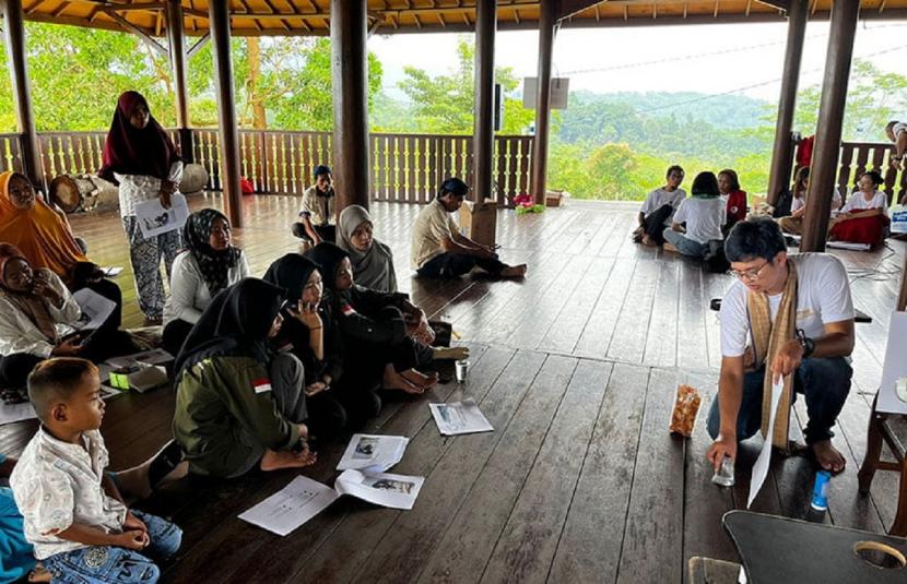 Kegiatan KPN Fikom UMB mengusung tema Meningkatkan Kemampuan Masyarakat dalam Bidang Komunikasi & Pariwisata digelar pada, Ahad (7/5/2023), di Desa Bojongkoneng, Baduy, Banten.