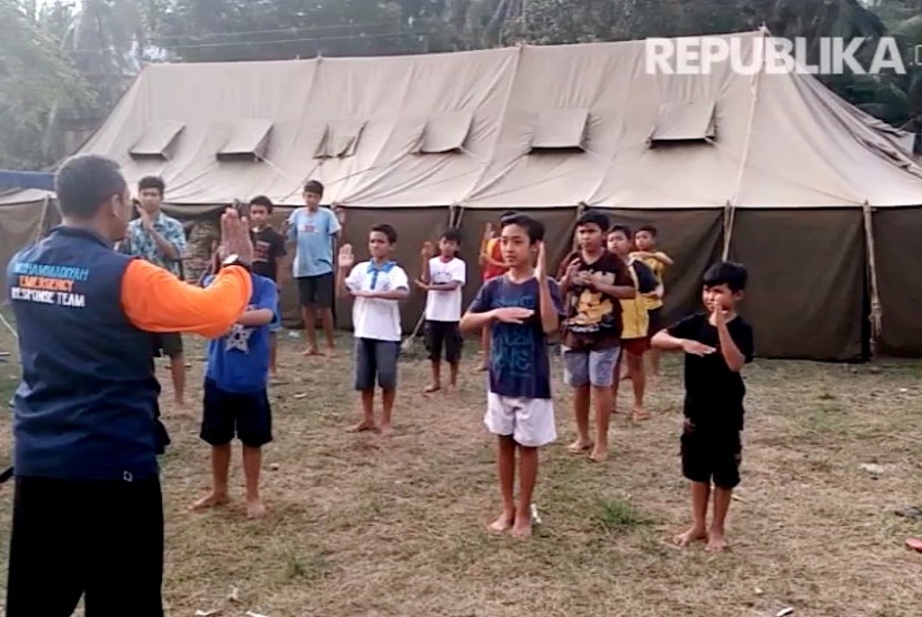 Kegiatan latihan bela diri di pengungsian erupsi Gunung Agung, Karangasem, Bali.