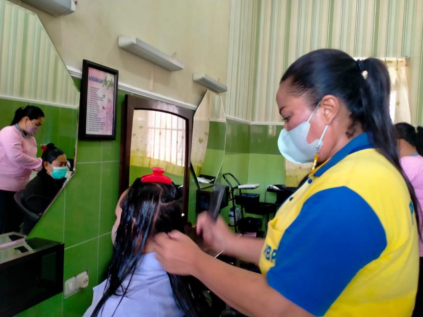 Kegiatan layanan salon di Lapas Perempuan Klas II Malang. Pada salon tersebut nampak warga binaan sedang mendapatkan perawatan rambut. 
