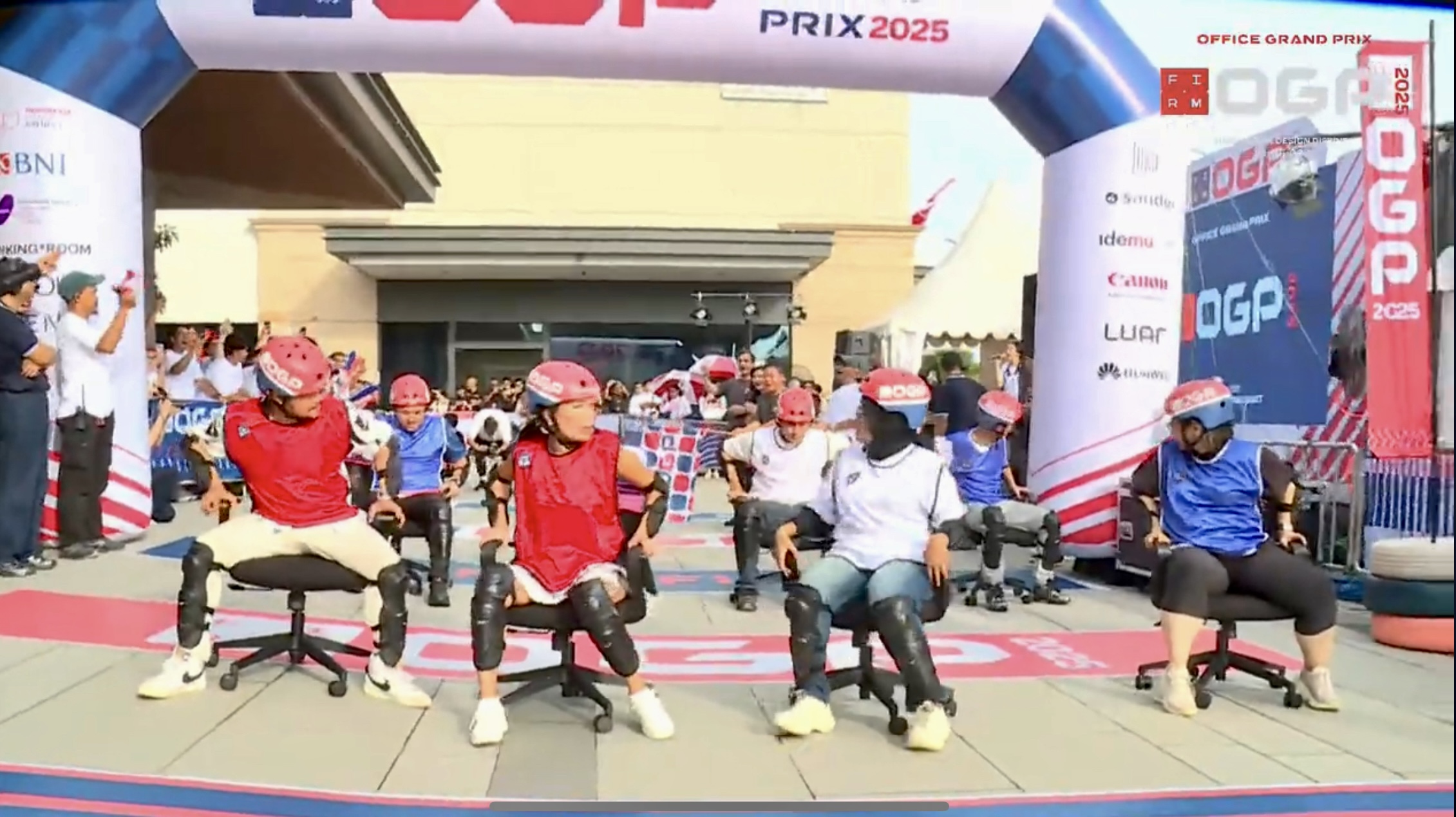 Kegiatan lomba balap kursi kantor dalam ajang Office Grand Prix (OGP) 2025 di Indonesia Design District PIK 2, Ahad (20/9/2025).