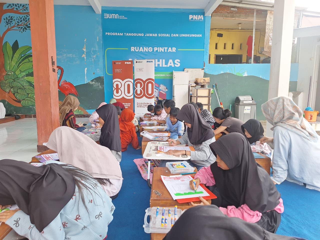 Kegiatan lomba melukis yang diselenggarakan Permodalan Nasional Madani (PNM) untuk anak-anak nasabah PNM Mekaar di wilayah 3T.
