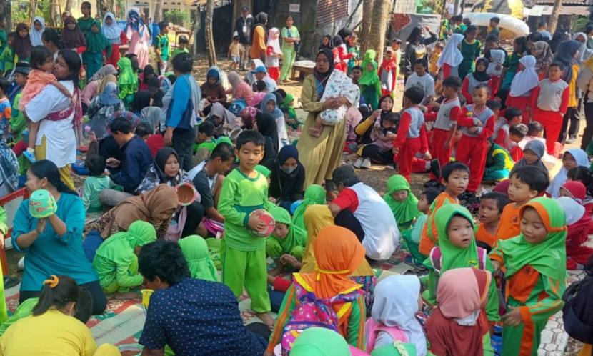   Kegiatan lomba menggambar tingkat TK dan SD dalam rangka Festival Sumur Wali 2023, yang digelar komunitas Latar Kalitan dan Karang Taruna Grogol Kelurahan Dukuh, Kecamatan Sidomukti, Kota Salatiga.