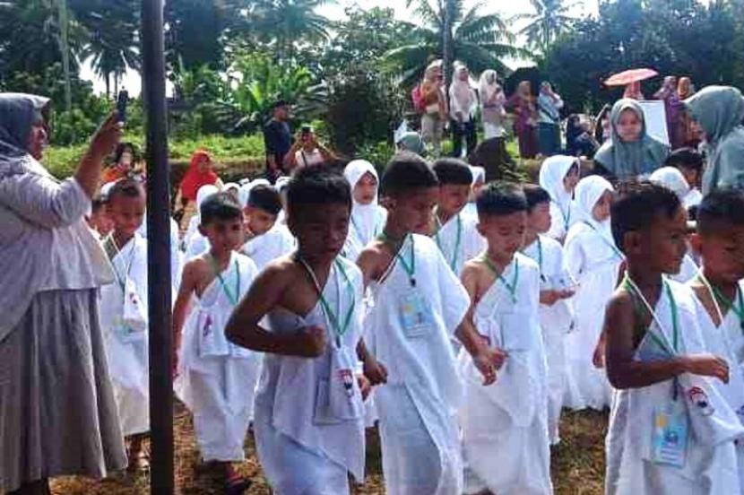 Kegiatan manasik haji cilik Raudatul Anfal dan Taman Kanak-kanak (TK) melalui Kelompok Kerja Guru (KKG) Ikatan Guru Raudhatul Athfal (IGRA), di Kota Kotamobagu, Provinsi Sulawesi Utara (Sulut), Kamis (18/1/2024).