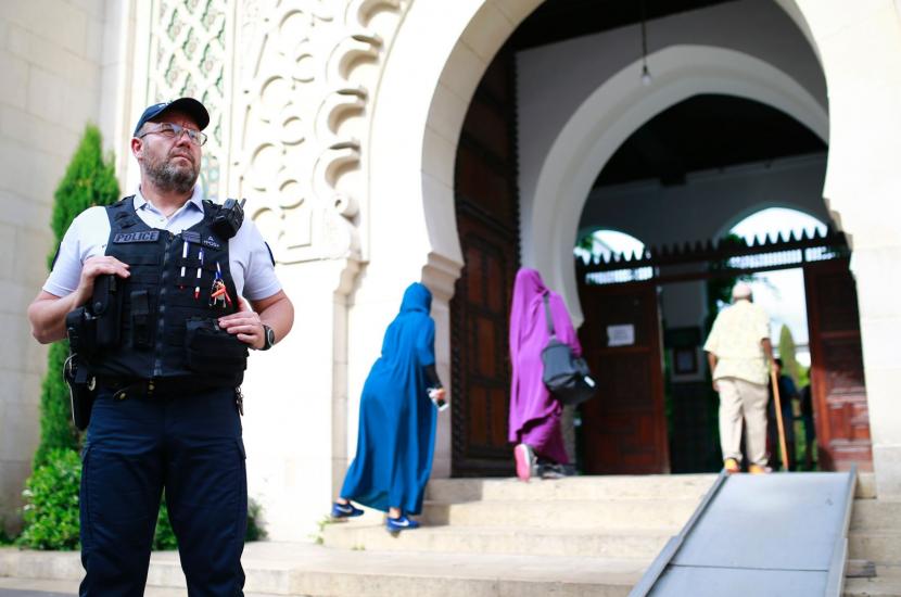 Prancis Tutup 21 Masjid yang Dituduh Lakukan Separatisme. Kegiatan Masjid di Prancis.