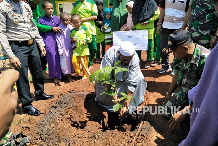 Kegiatan menanam 300 pohon sukun bersama Kapolsek, Koramil, dan Jajaran Petugas Kecamatan Setu, di Pondok Pesantren Nuu Waar, Jumat (9/3).