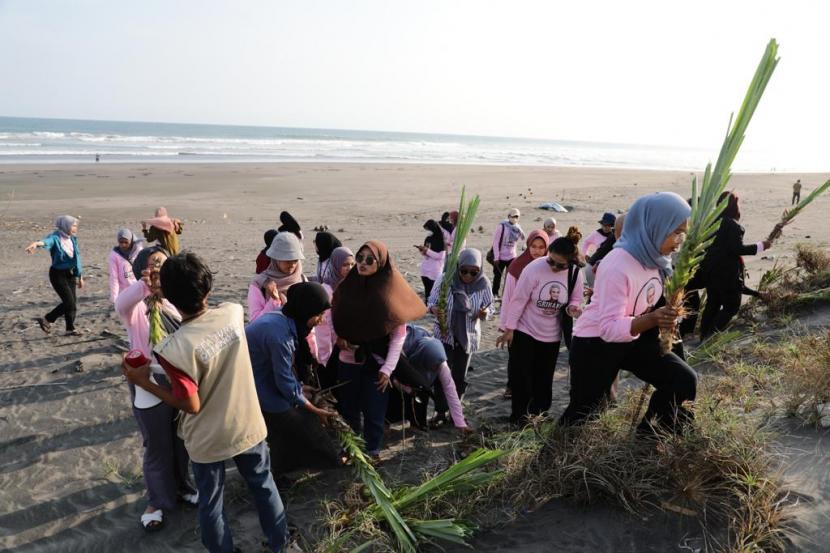 Kegiatan menanam pandan laut dan menggerakan aksi bersih-bersih di Pantai Pelangi, Kecamatan Kretek, Kabupaten Bantul, DIY. 