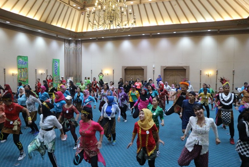 Kegiatan menari zumba di Hotel Sahid Jaya Solo.