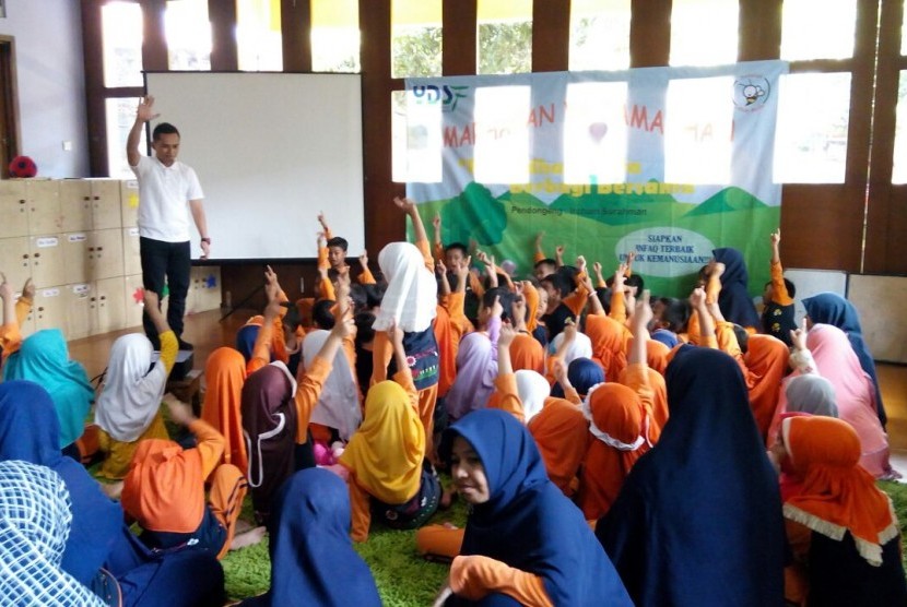 Kegiatan mendongeng Yayasan Dana Sosial Al Falah 