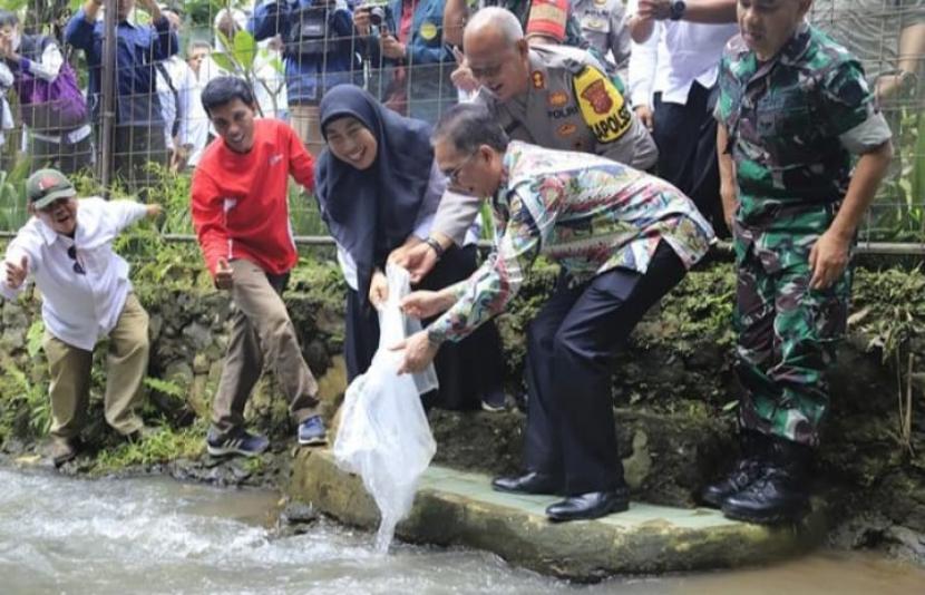 Kegiatan menebae benih ikan di festival Subangjaya dalam rangka hari pahlawan di Kelurahan Subangjaya Kecamatan Cikole, Kota Sukabumi, Rabu (9/11/2022)