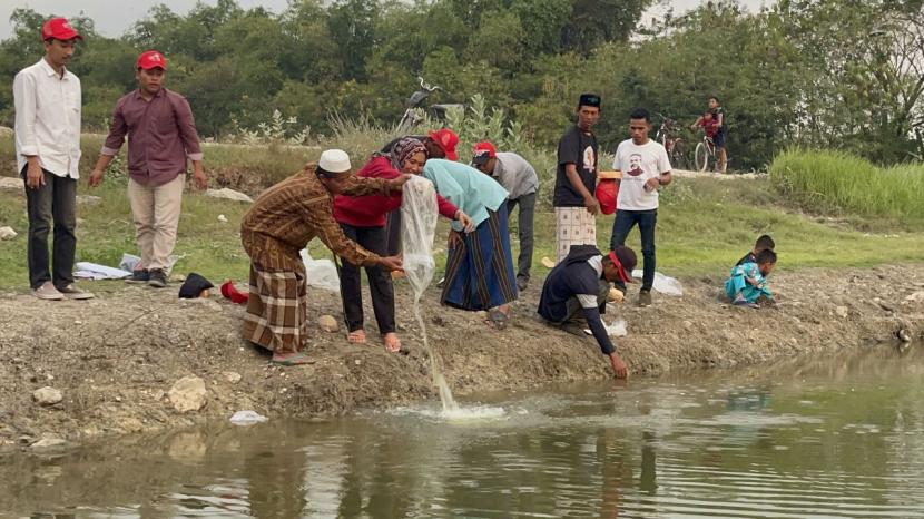 Kegiatan menebar bibit ikan dan menanam pohon di Desa Cengkir, Kecamatan Kepohbaru, Kabupaten Bojonegoro, Jawa Timur.