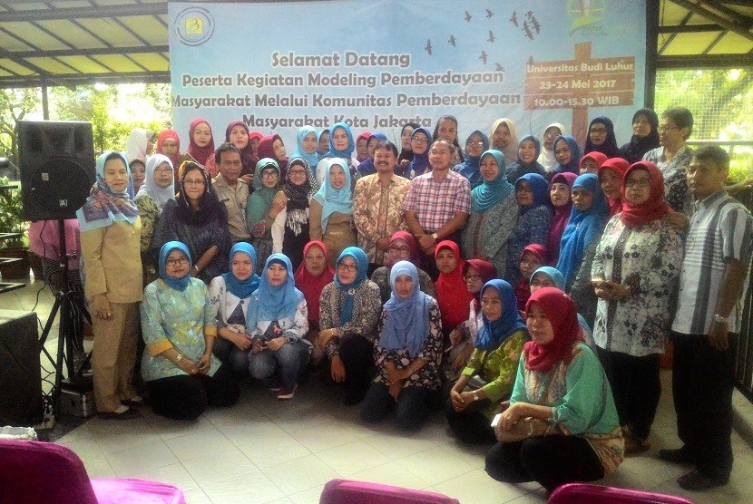 Kegiatan modeling pemberdayaan masyarakat melalui Komunitas Pemberdayaan Masyarakat Kota Jakarta di RPTRA dengan mengunjungi New Bank Sampah Universitas Budi Luhur