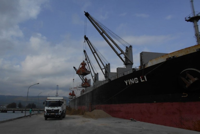 Kegiatan muat curah kering ekspor Pozzolan di Pelabuhan Malahayati. Indonesia dapat ambil peluang negara yang jadi tujuan ekspor China.