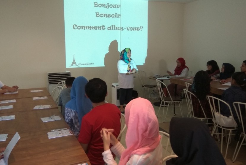 Kegiatan Ngabuburit Sambil Belajar Bahasa Perancis yang digelar STBA Yapari-ABA, Bandung jurusan Bahasa Perancis, Sabtu (2/6).