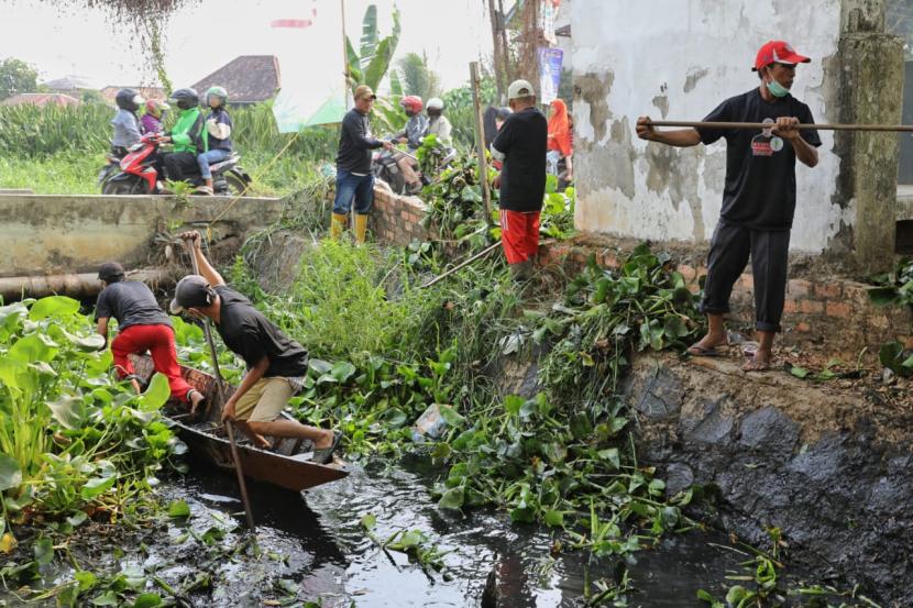 Kegiatan normalisasi anak sungai Musi bersama ratusan pengrajin tahu tempe di Kota Palembang, Sumsel. 